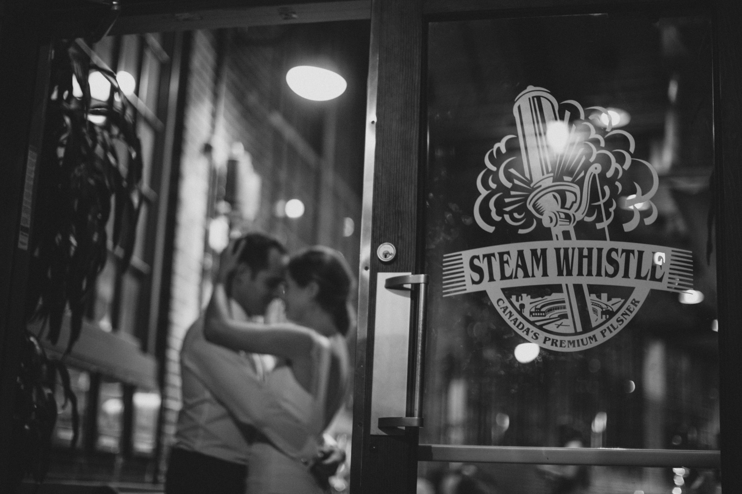 steam-whistle-brewery-wedding-photos-toronto-wedding-photography-by-sam-wong-of-artanis-collective_01064